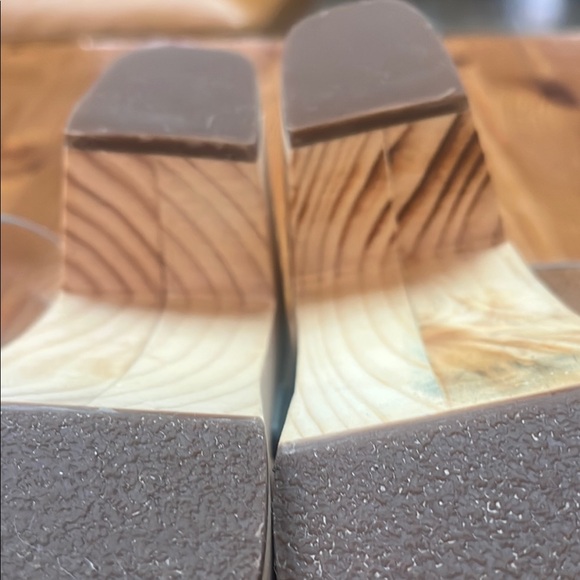 Nisolo Gray Leather Sandals with Chic Elevation on wooden platform. - Picture 8 of 11